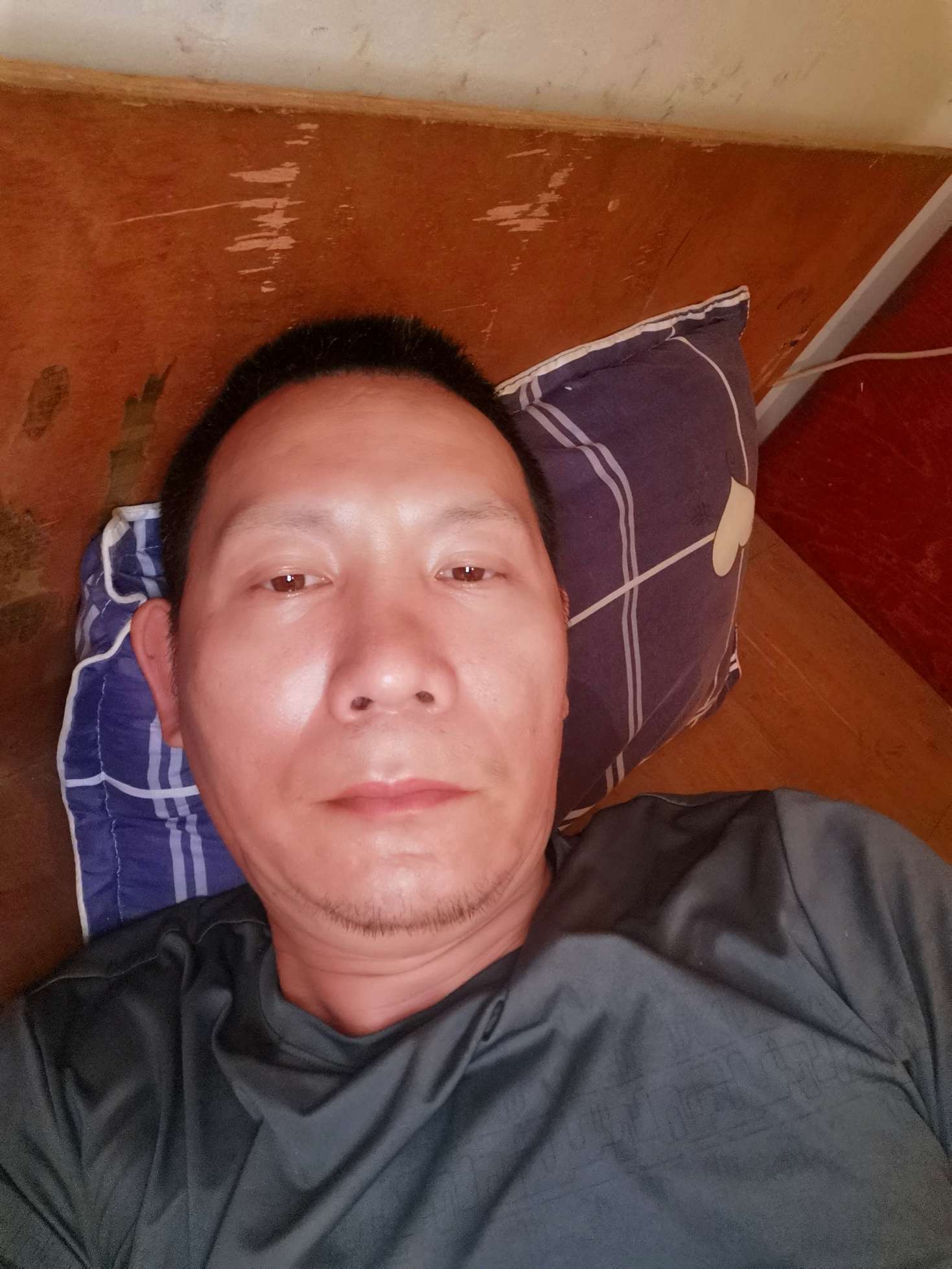 表姐雷霞哈密市人，希望知我爸消息告知我。让我爸回来